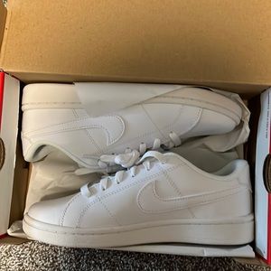 Wmns NIKE COURT ROYALE 2 size 7 1/2